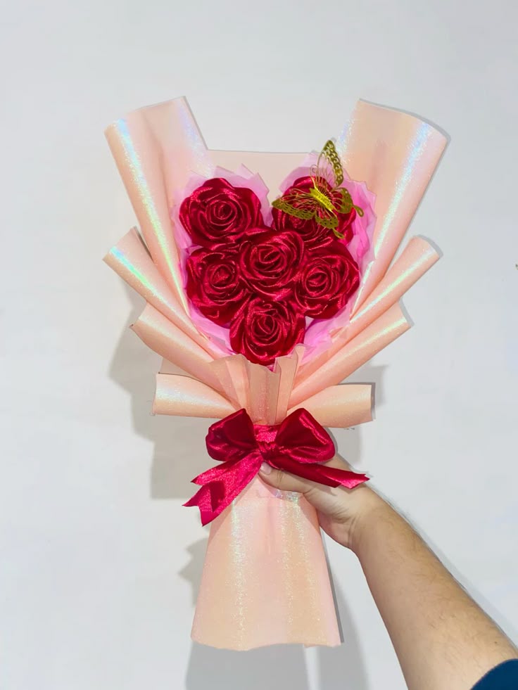 RAMO DE 6 ROSAS EN CORAZON